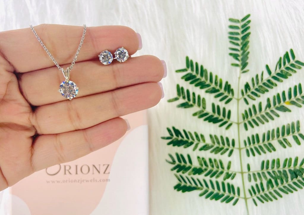 Timeless Round Solitaire Set