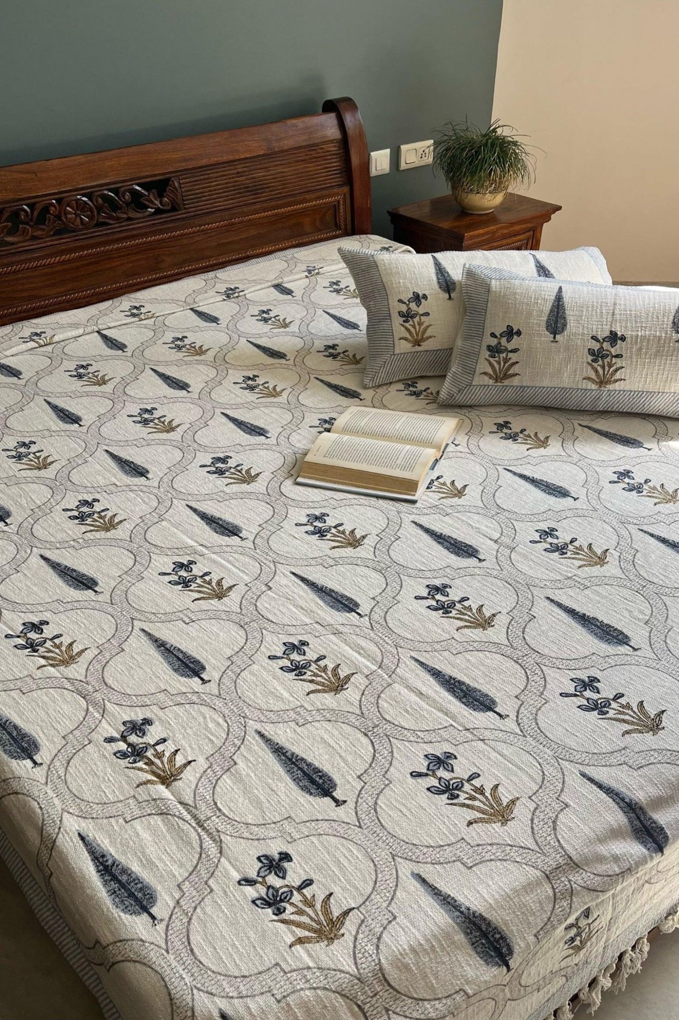 Suhana Cypress handloom bedcover : Traditional Art King size (90x108 inches)