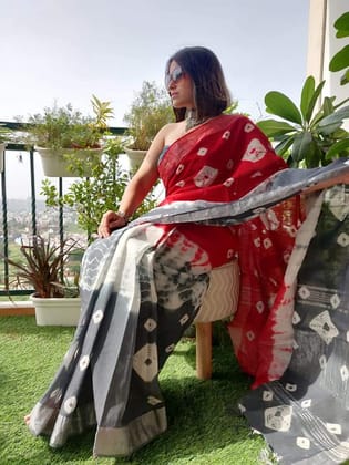 TheHangr Women's Dual Colour Red & Black Linen Saree With Geometrical Design Pallu