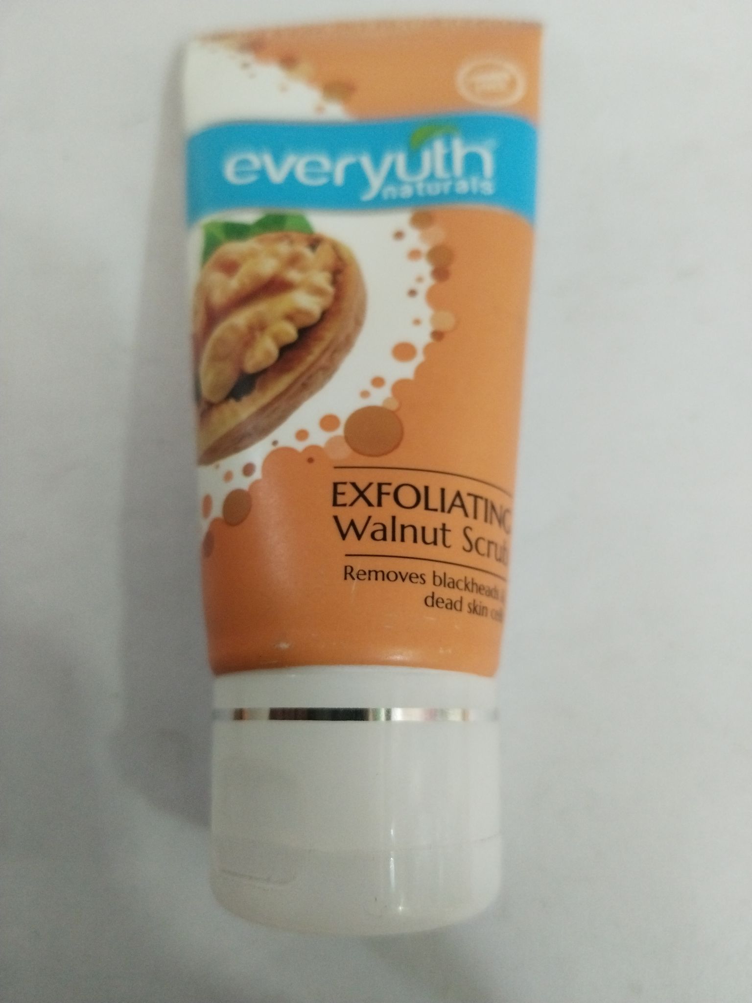 Everyuth naturals Exfoliating Walnut scrub Removes blackhead