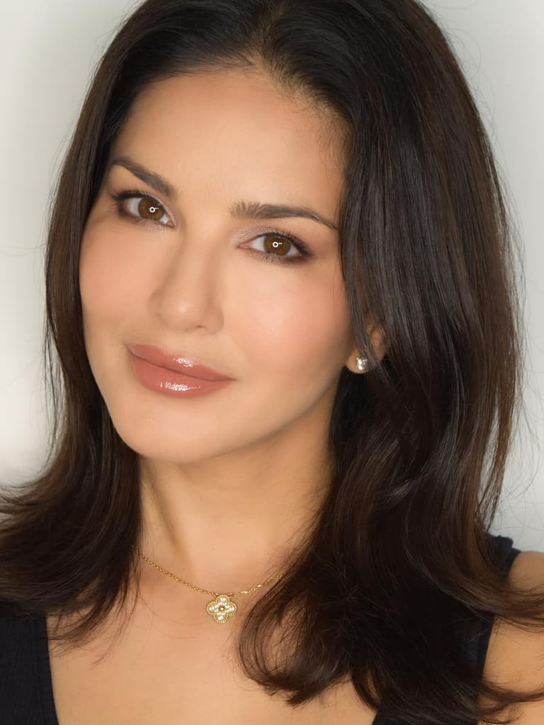 STARSTRUCK BY SUNNY LEONE Liquid Lip Gloss | Highly Pigmented, Clear Shine & Non-Sticky Formula