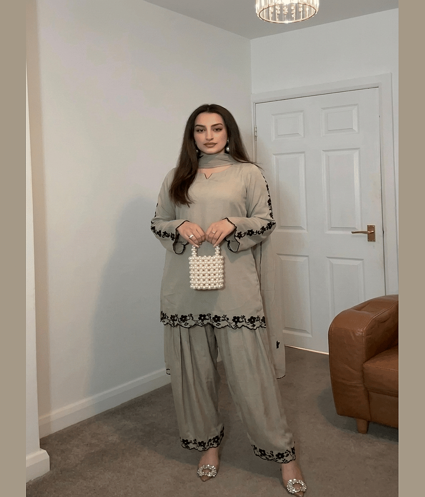 piludi Women Georgette Embroidered Straight Kurti With Pants ( Grey )