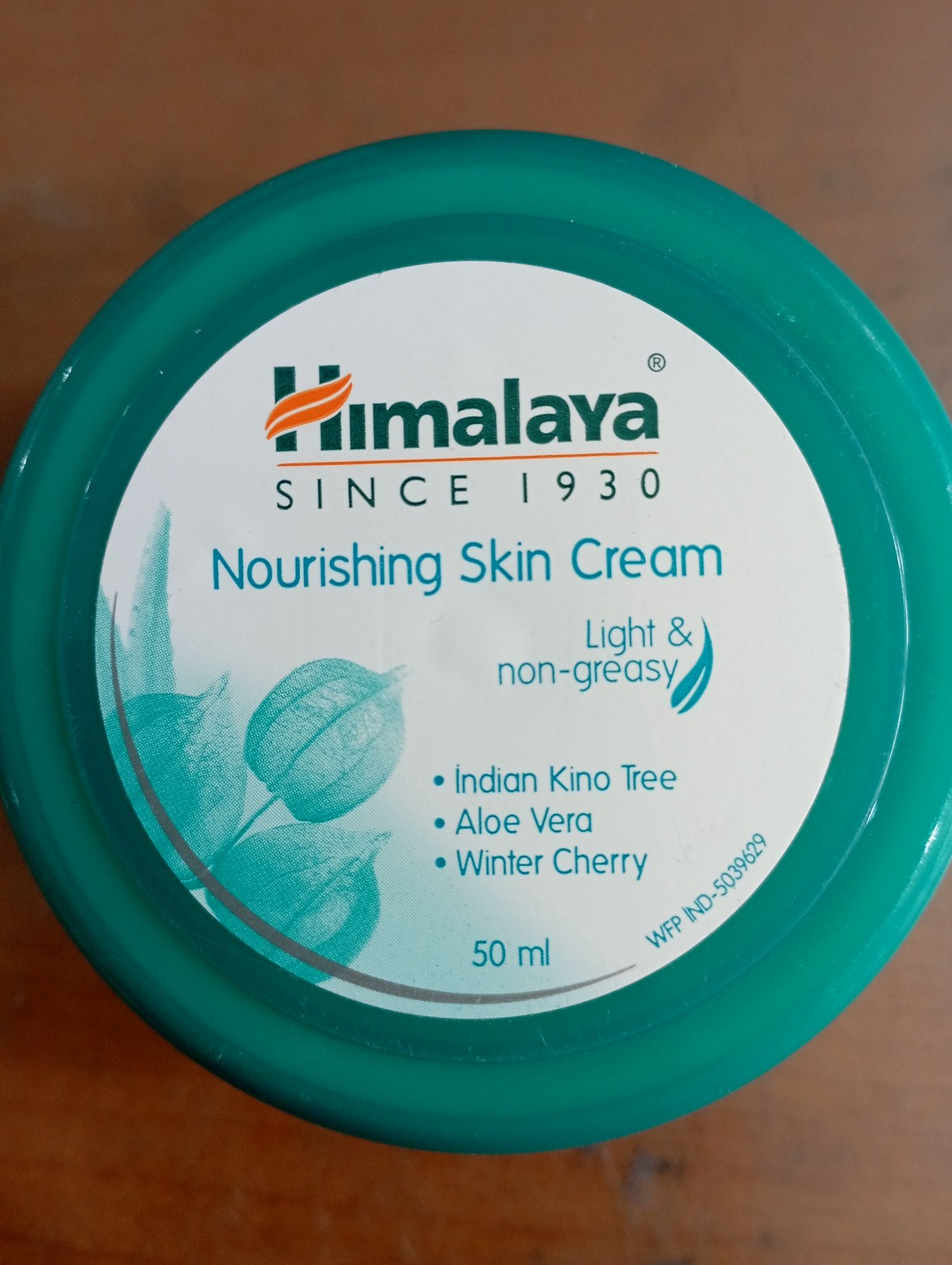 Himalaya nourishing skin cream light & non greasy 