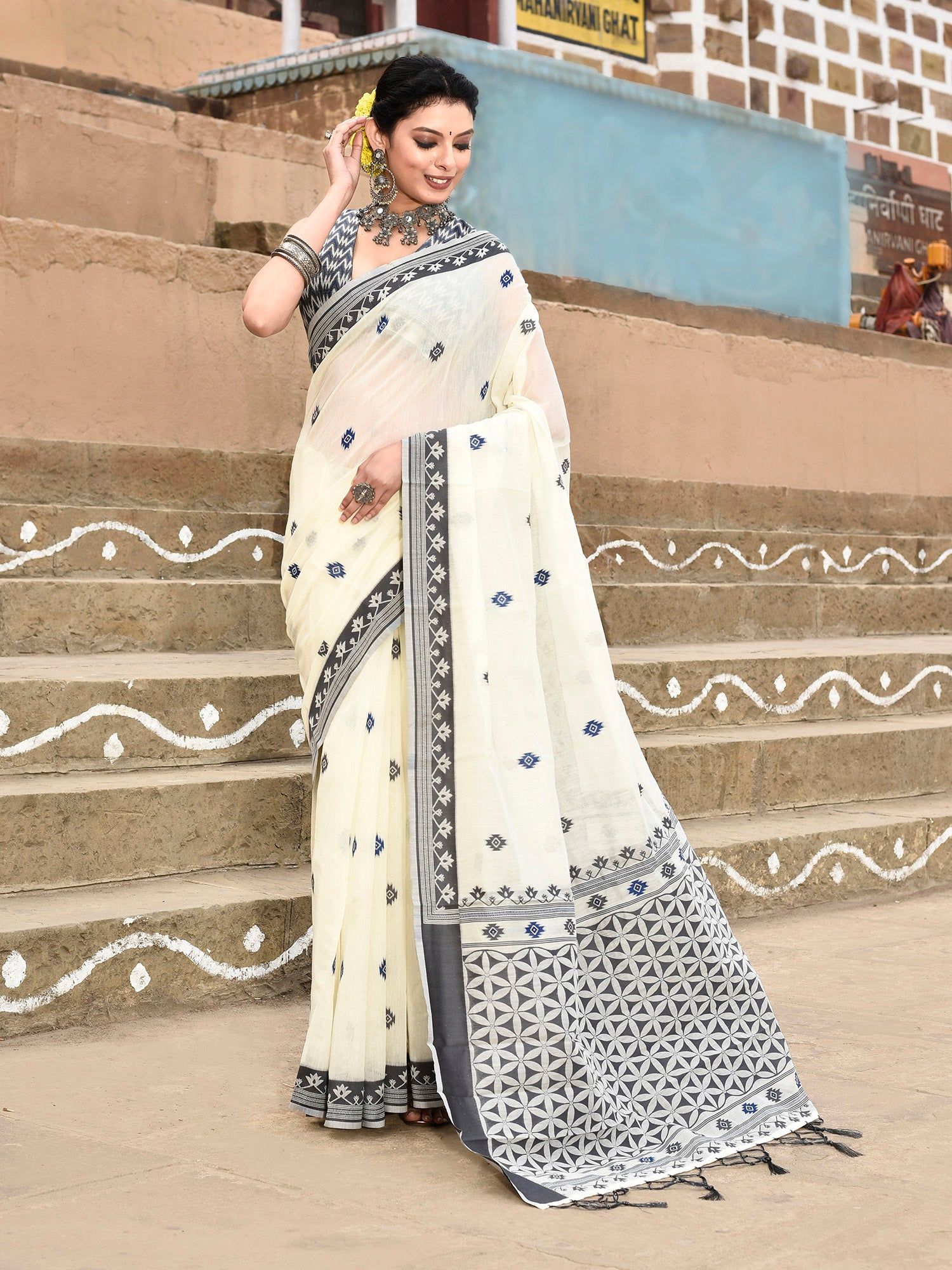 Off White Handloom Cotton Butti Weaving Saree