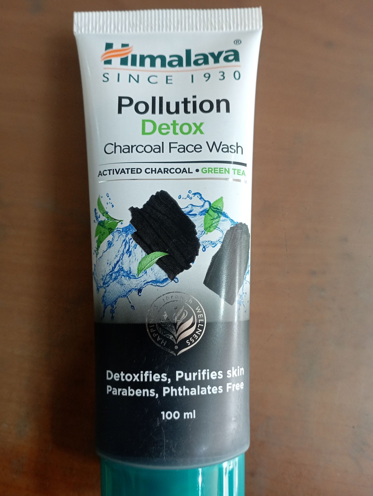 Himalaya pollution detox charcoal face wash