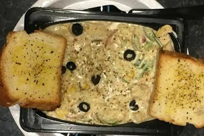 White Sauce Pasta With 2 Garlic Bread