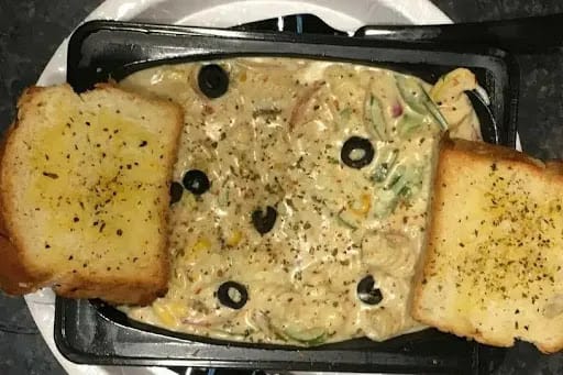 White Sauce Pasta With 2 Garlic Bread