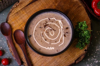 Veg wild mushroom soup with garlic bread [2pcs]