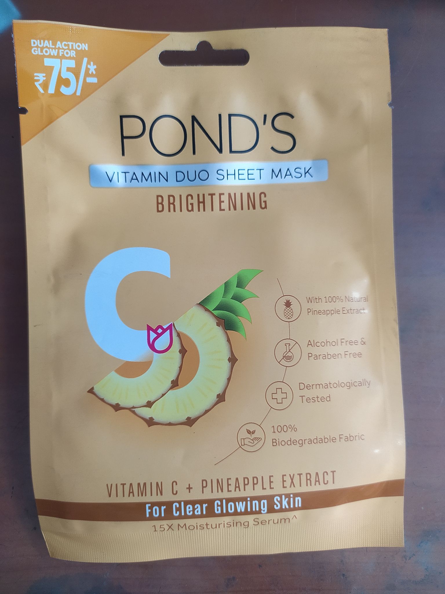 Pond's Vitamin duo sheet mask Brightening With 100% natural Pineapple extract Alcohol free & Paraben free Vitamin c + pineapple extract For clear glowing skin 