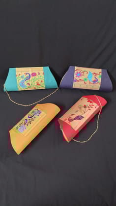 Chain Strap Hand Pouch