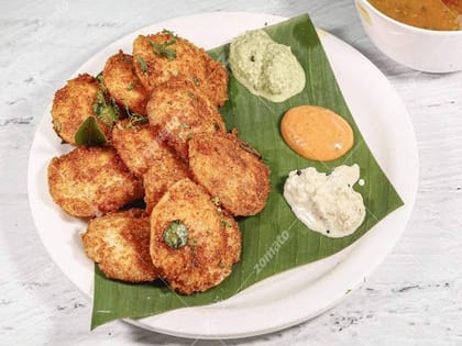 Idli Kara Podi And Chutney [1 Plate, 10 Pieces]