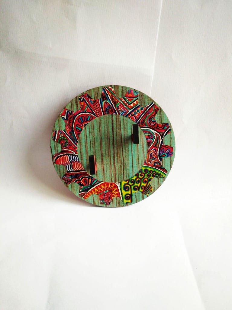 KEY HOLDER - GEAR CIRCLE WOODEN BASE WITH OF WHAT WE ARE ARTWORK FRAME - Docking Station | Buy online on ZillyBuy