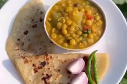 Matar Ghugni With 3 Paratha