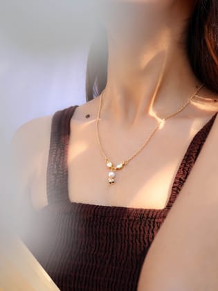 Mooreen Kundan Pendant Necklace-Gold