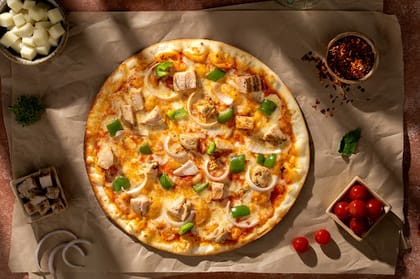 California Chicken, Cheese, Onion & Capsicum Pizza