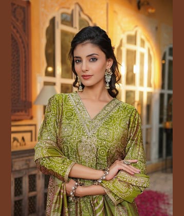 Vaamsi Women Silk Blend Embroidered Straight Kurti With Pants ( Green )