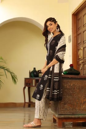 Women Black & White Printed Kurta with Trousers & Dupatta VKSKD1024