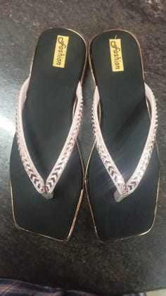 Women's fancy V-Strap flat chappal