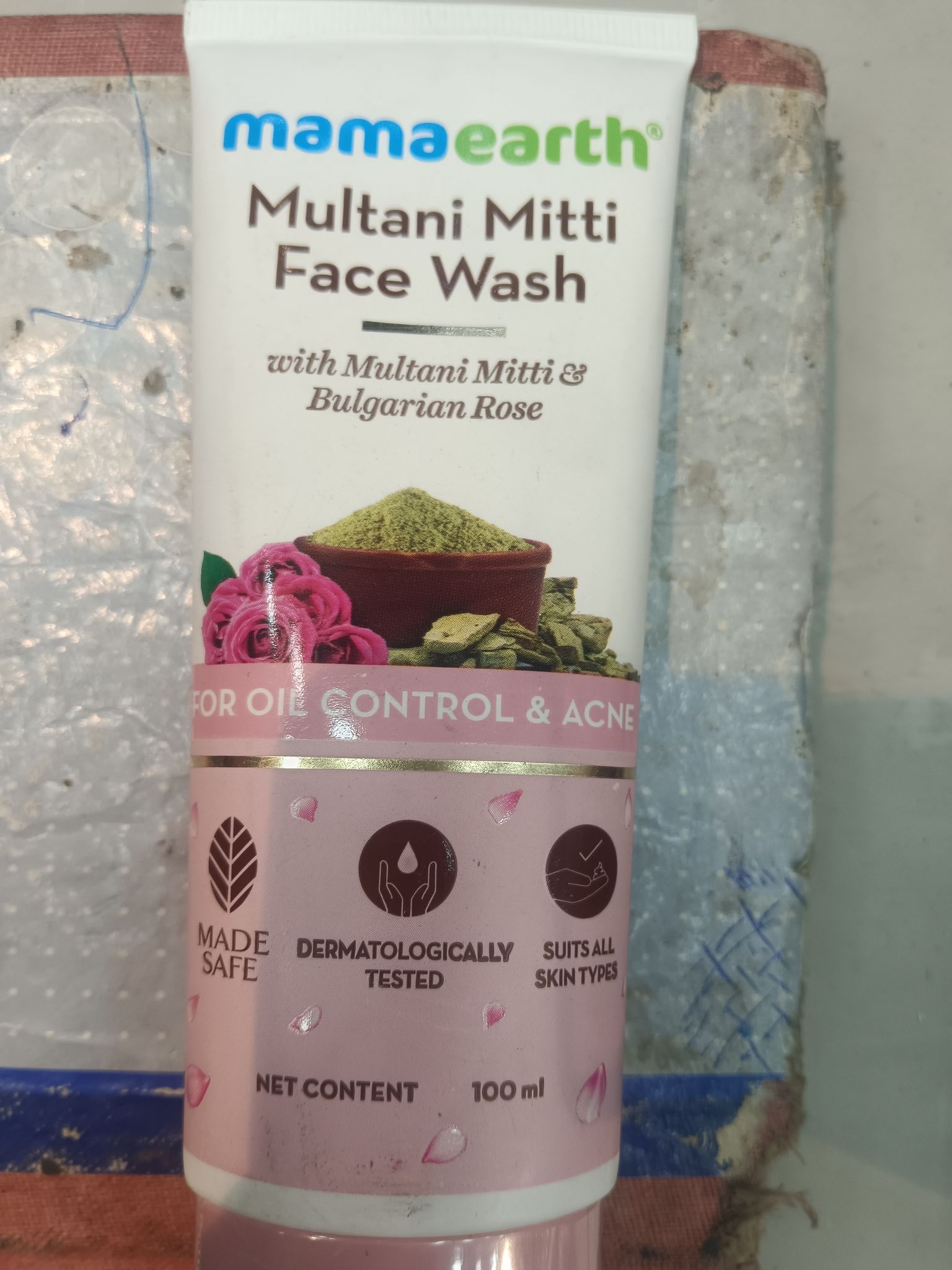 Mamaearth® Multani mitti Face wash Bulgarian rose For oil control & acne 100 ml 