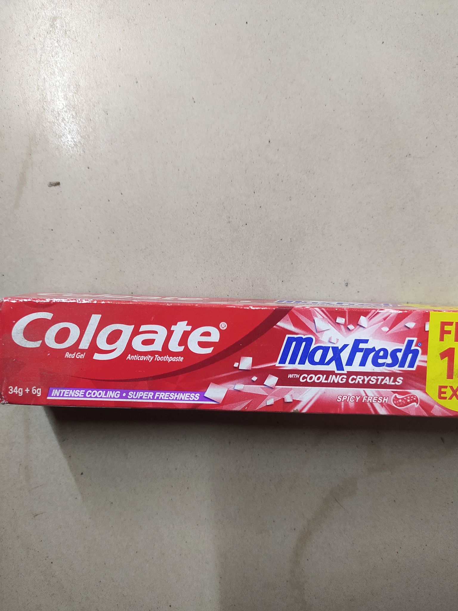 Colgate® maxfresh Anticavity toothpaste Th cooling crystals 