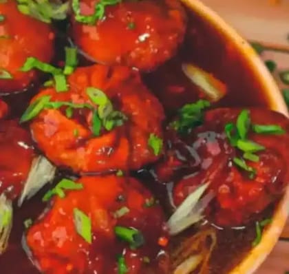 Veg Gravy Momos [8 Pieces]