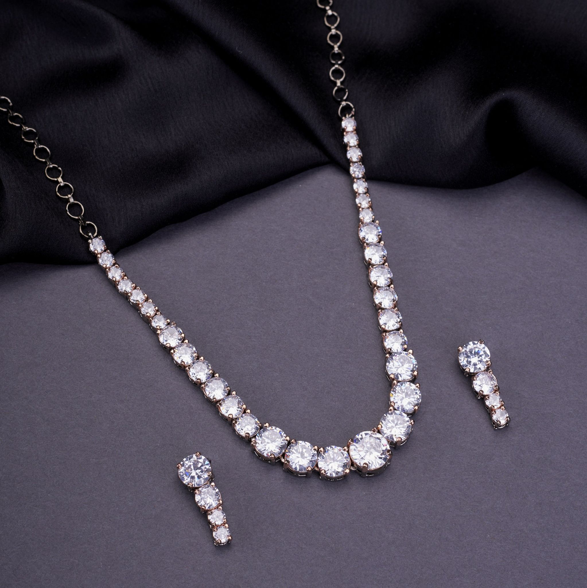 Noir Delight Necklace-White / Two Tone - Black Rose