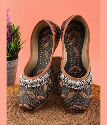 Anjaneya Creations Black Women's Juttis