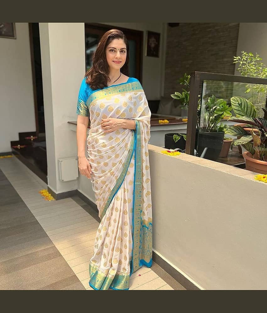 Aika Kanjivaram Silk Woven Saree With Unstitched Blouse Piece ( White )