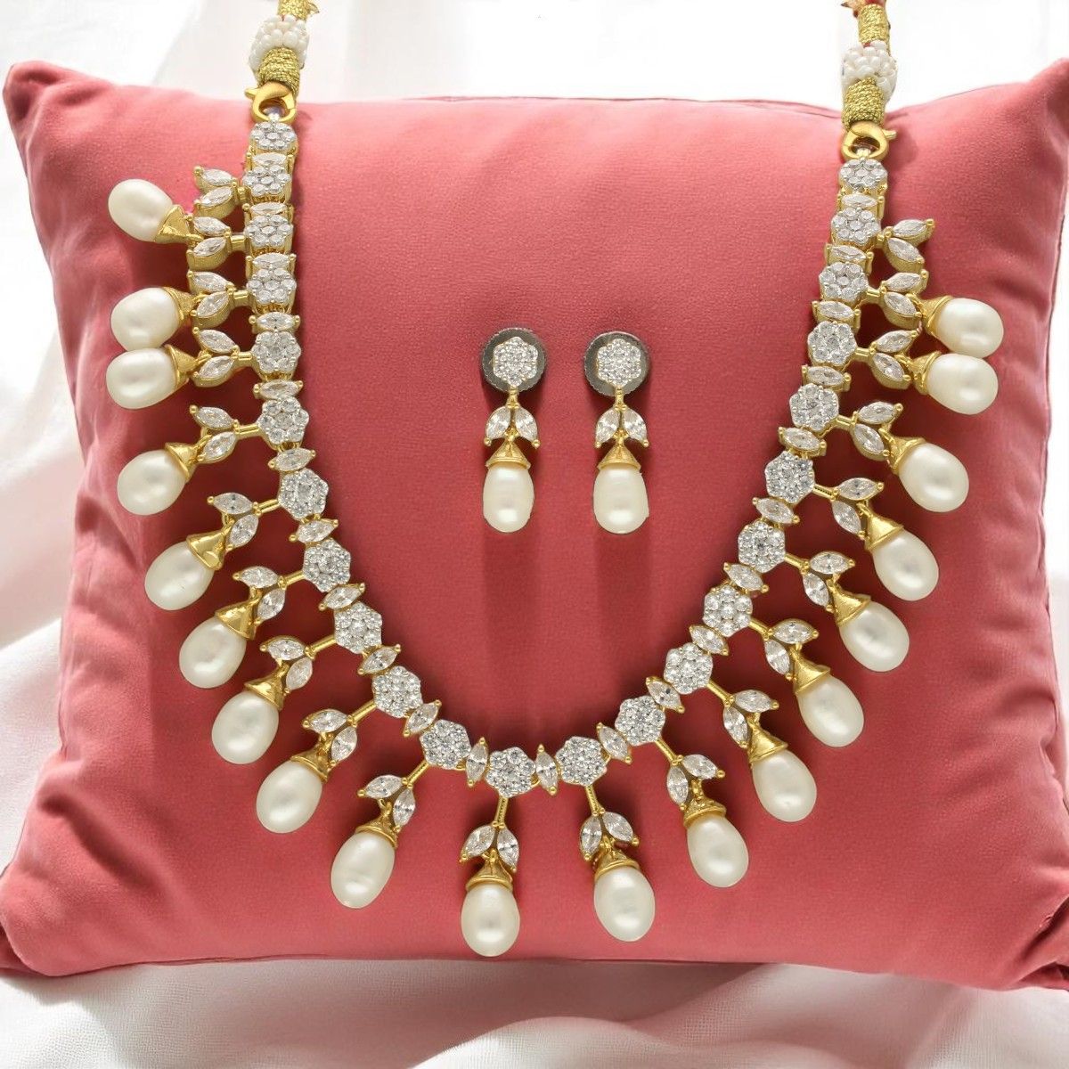 Gloryveil Pearl Necklace Set