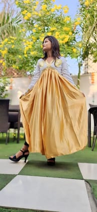 White & Gold Empire-Waist Flared Anarkali Kurti – Size S White & Gold Empire-Waist Flared Anarkali Kurti – Size S