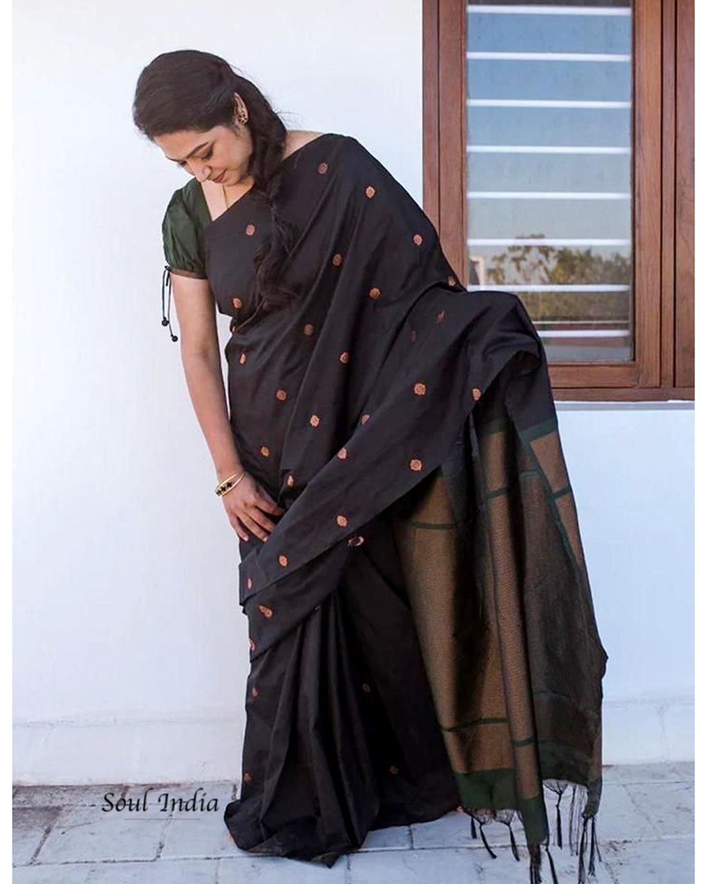 Lichi Silk Saree -Black