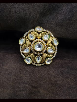 Adjustable kundan ring with AD detailing and self design