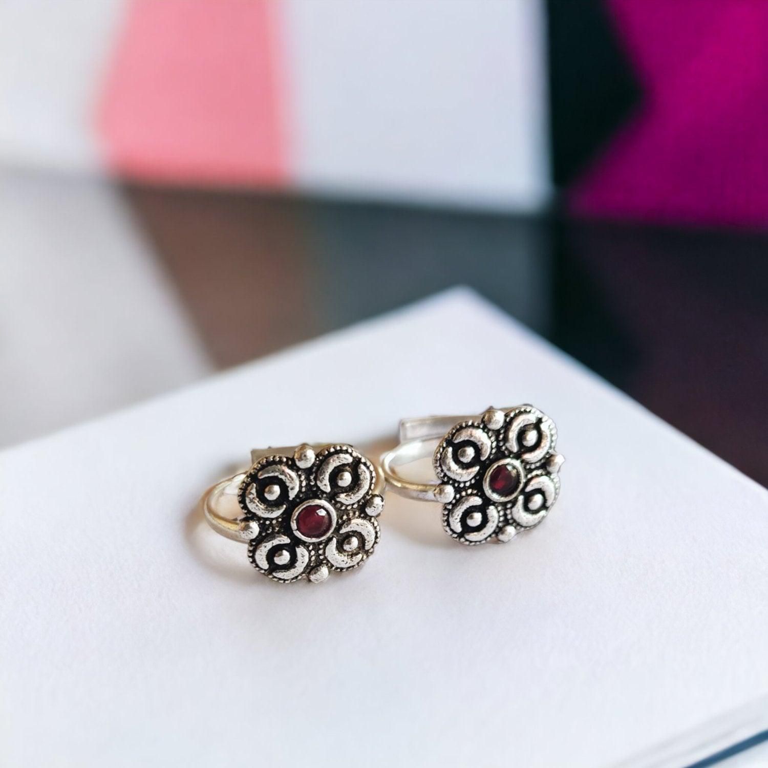 Stone Studded Silver Plated Toe Ring