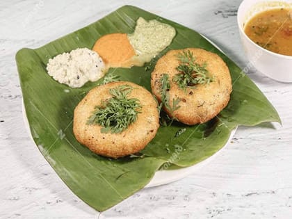 Medu Vada Sambar And Chutney [1 Plate, 2 Pieces]