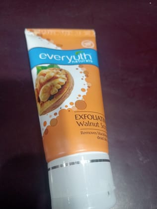 Everyuth Naturals Exfoliatin Removes blackhe 