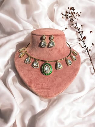 Reesa Hasli Set-Emerald green / Gold Plated Brass Metal with Polki Stones / Free Size