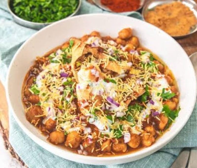 ALOO TIKKI WITH CHOLE RAGDA PETTIES ( WITH SEV + MIX CHATNI + CORIANDER )