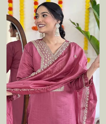 VASTRANARI Women Chanderi Embroidered Straight Kurti With Pants ( Pink )