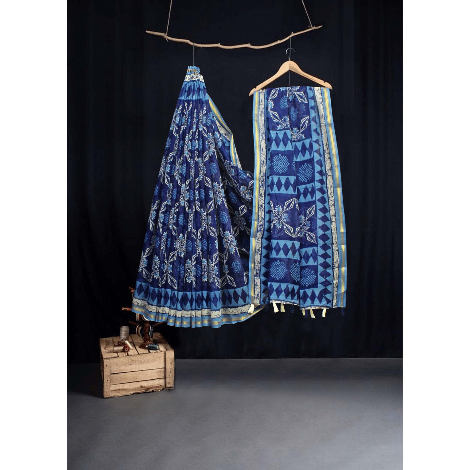 TheHangr Women's Blue Jaipuri Cotton Saree With Blouse Piece