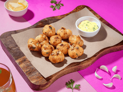 Signature Garlic Knots With Cheesy Dip