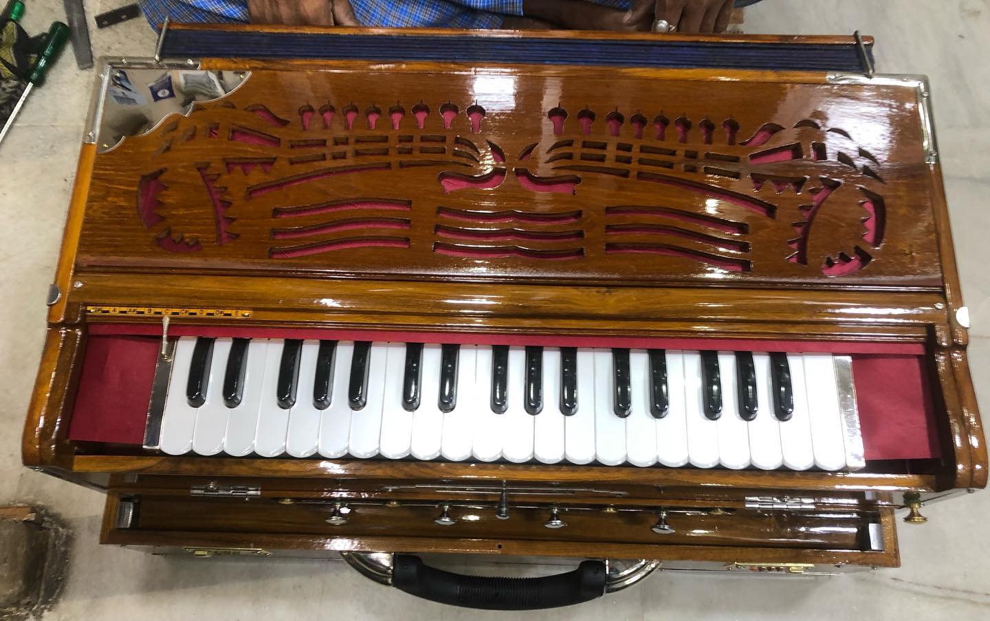Scale Changing Harmonium