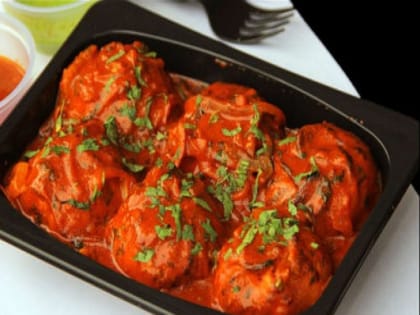 Gravy mixed veg momos [8 pieces]