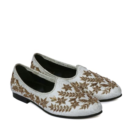Men's White Jalsa Jutti With Golden Dapka Leaf Decorative Embroidery-40/6