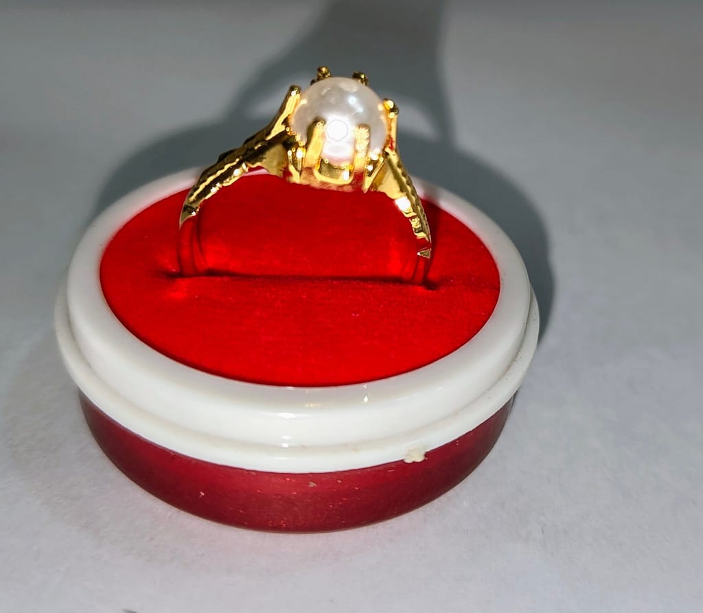 "Stunning Pearl and Gold Ring for Women"