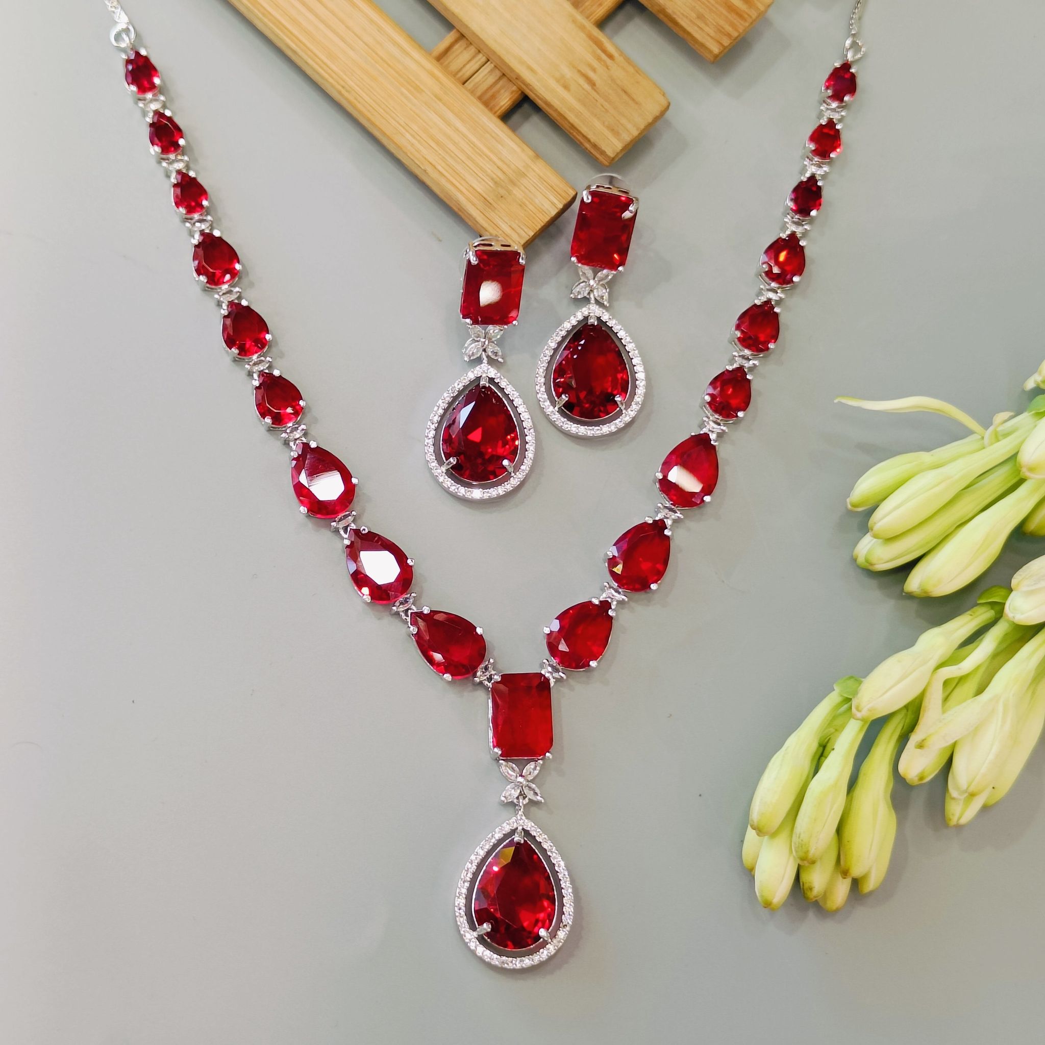 kiara emerald  ad Neckpiece-Red