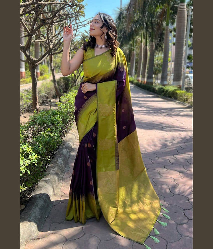 Sitanjali Silk Blend Woven Saree With Unstitched Blouse Piece ( Grey )