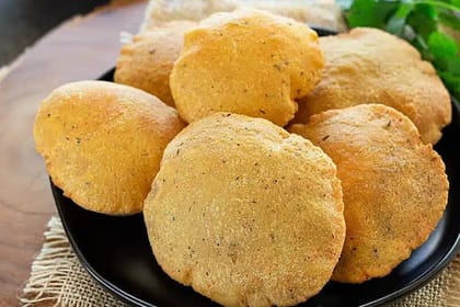 Poori With Aloo Tamatar Sabzi