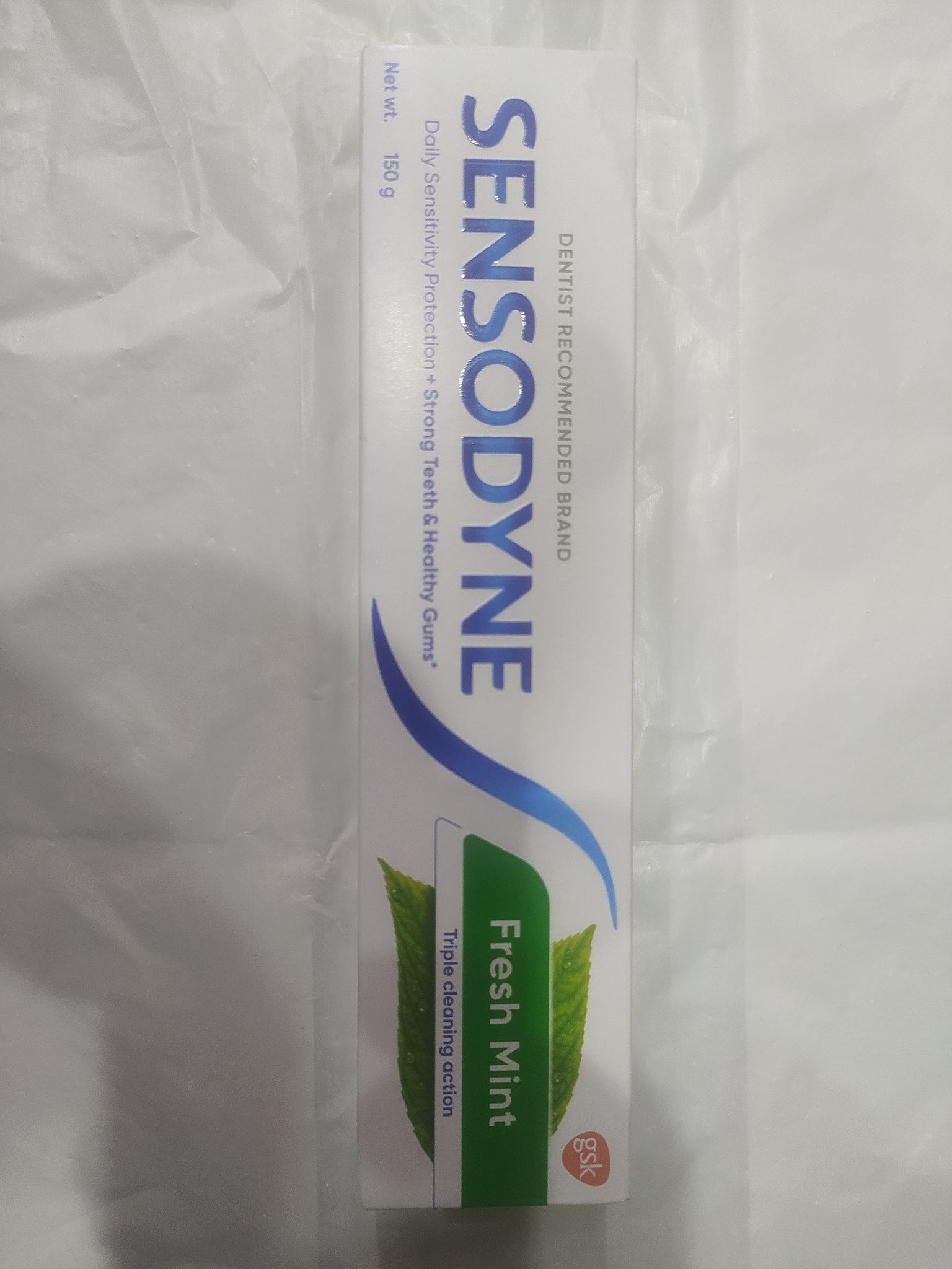 Sensodyne Daily sensitivity protection + strong teeth & healthy gums" Fresh mint Triple cleaning action 
