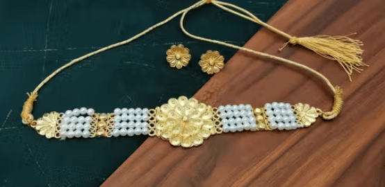 Pearl choker necklace set with a butterfly motif