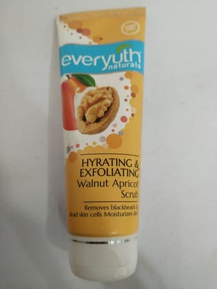 Everyuth naturals Hyrating & Exfoliating Walnut apricot Scrub 